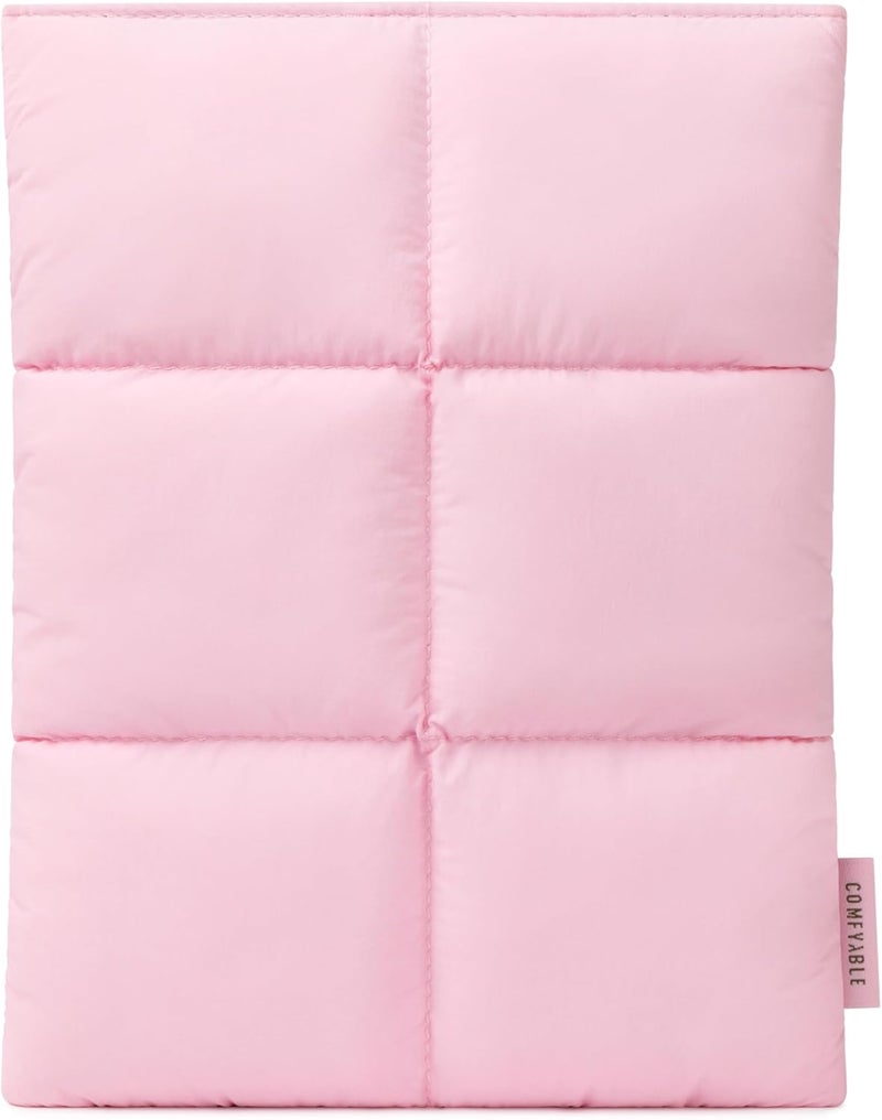 Comfyable حافظة لوحي منتفخة 9-11 بوصة متوافقة مع آيباد برو 11 بوصة M5، آيباد إير M3 2025 مع لوحة المفاتيح السحرية، حقيبة حمل لوحي منتفخة عمودية للنساء والرجال، وردي حلو - Image 1